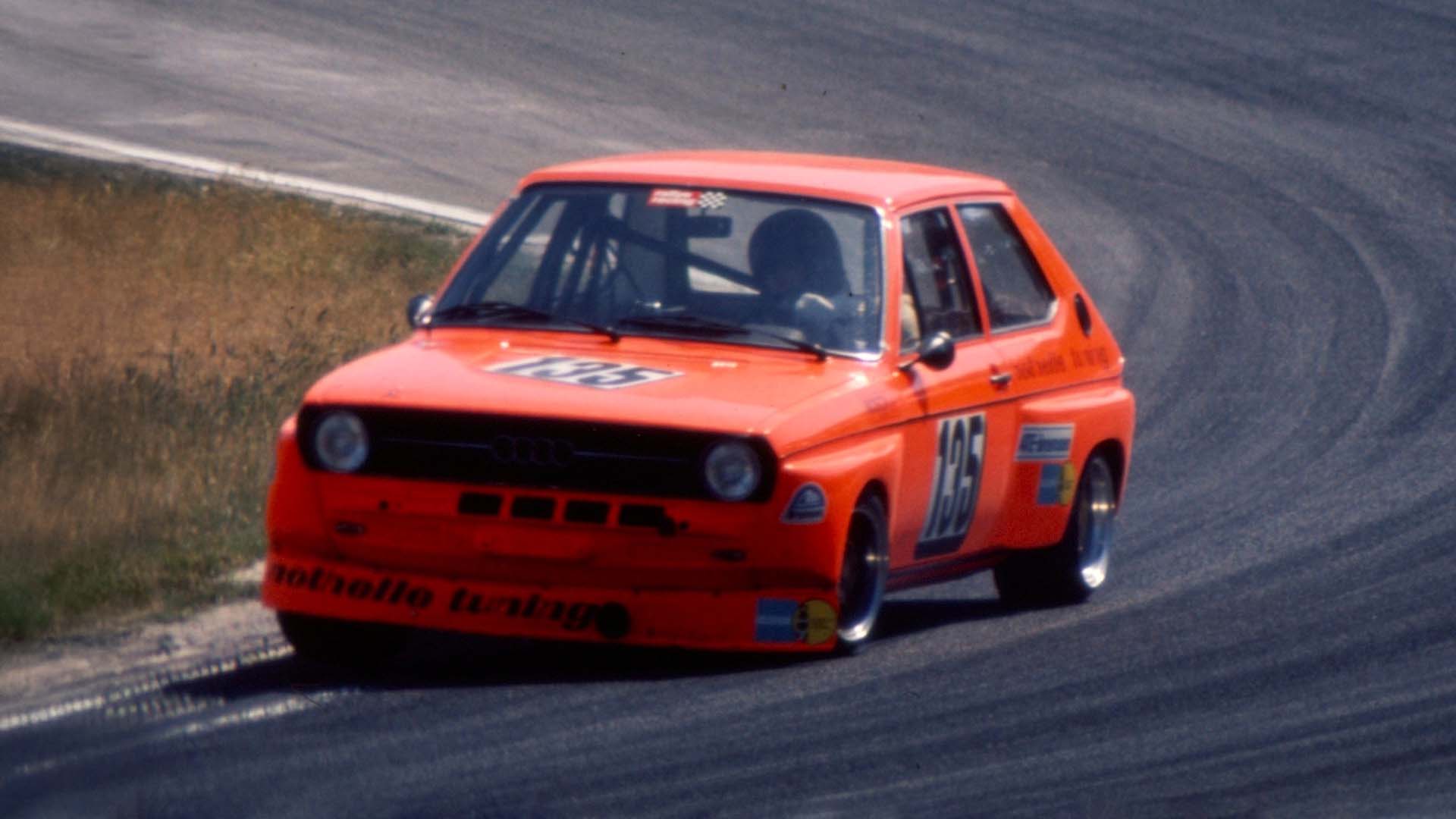 Das Foto zeigt einen Audi 50-Rennwagen auf der Strecke.